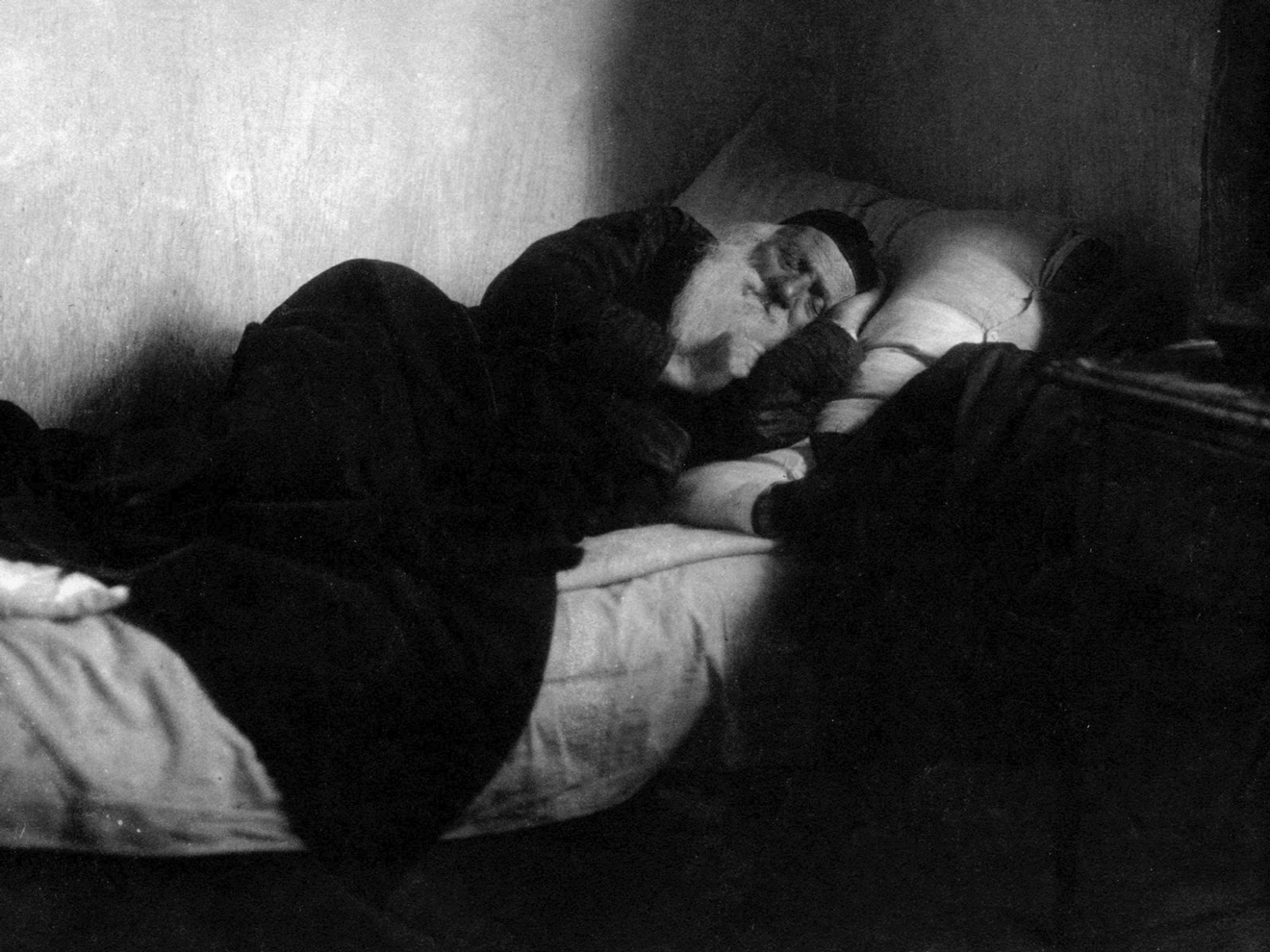 Спящие сын ретро. «Сон» («спящий»), 1937. Еврейская кровать. Старый мужчина лежит в кровати.