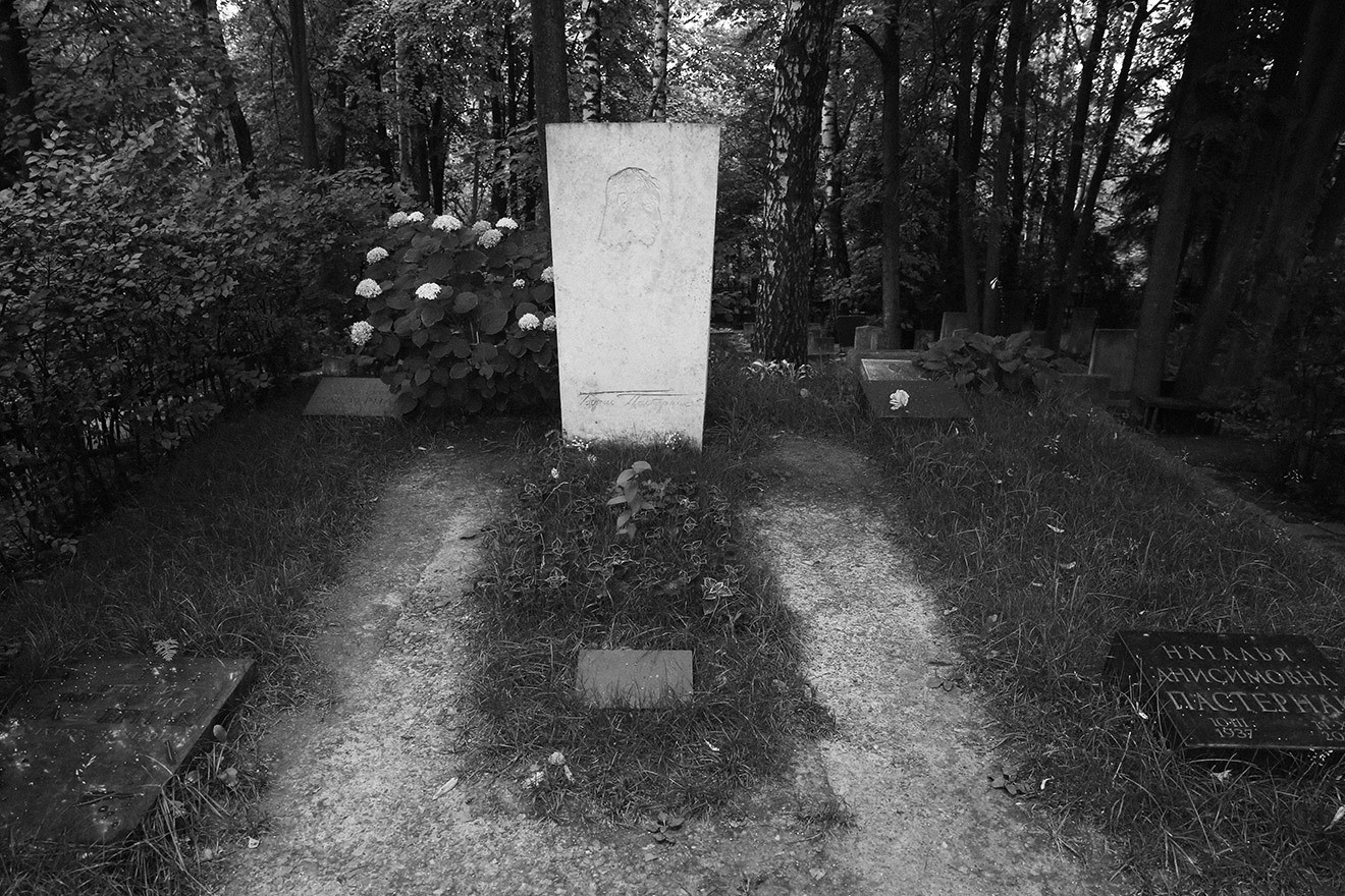 Когда умер пастернак. Могила Пастернака в Переделкино. Переделкино кладбище могила Пастернака.